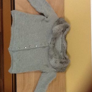 Grey sweater with detachable rabbit fur collar